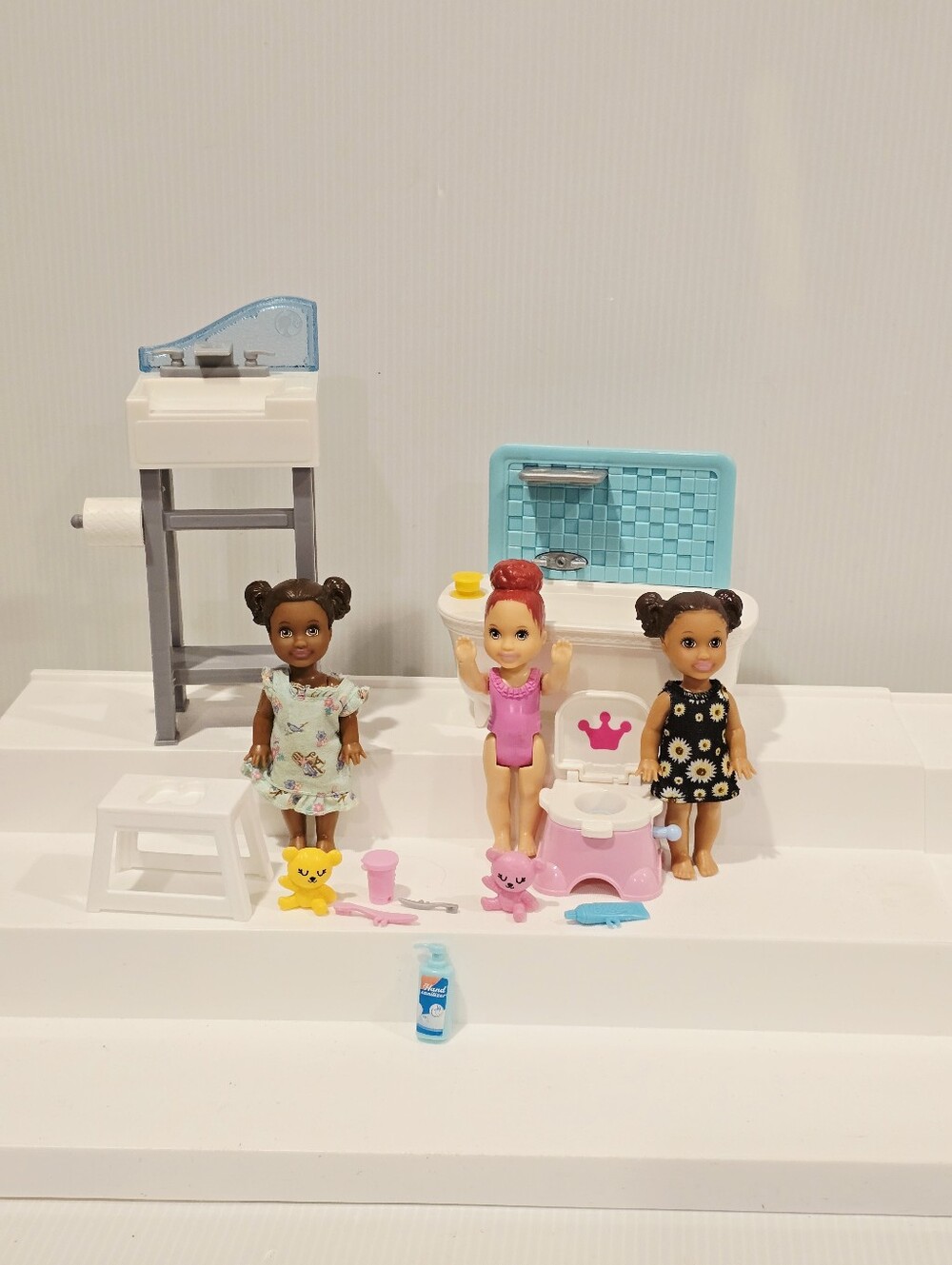 Barbie Doll Skipper Babysitter Chelsea Doll Bathroom Playset